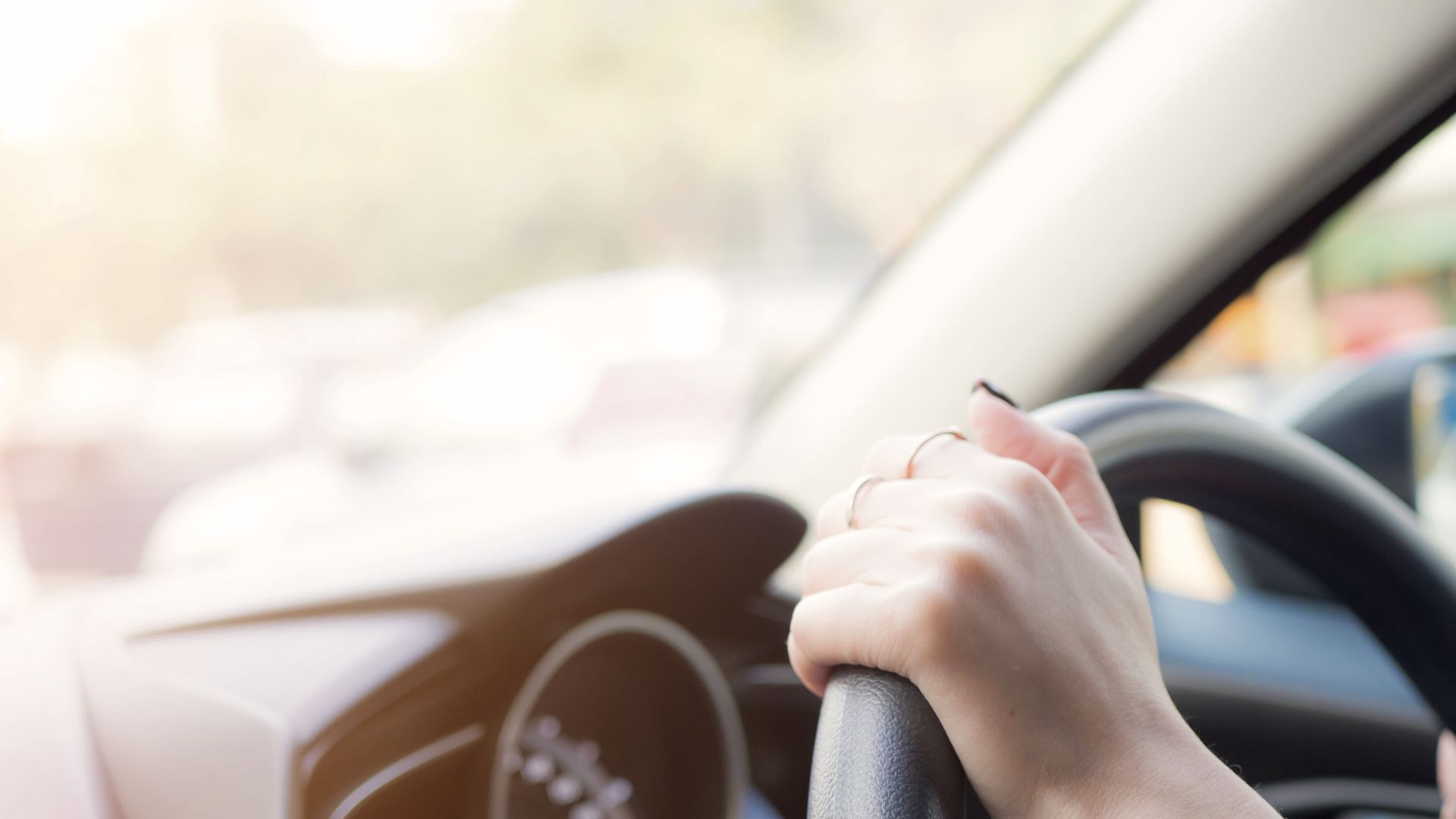 ハンドルに手を置いている