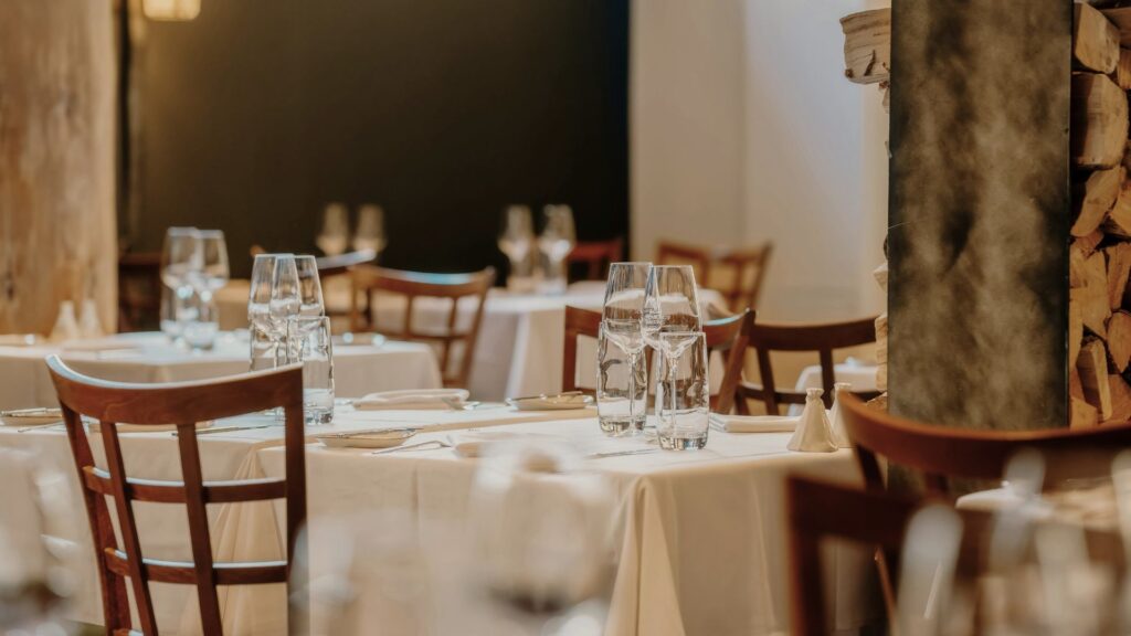 落ち着いた雰囲気のレストランと上品なテーブルセッティング