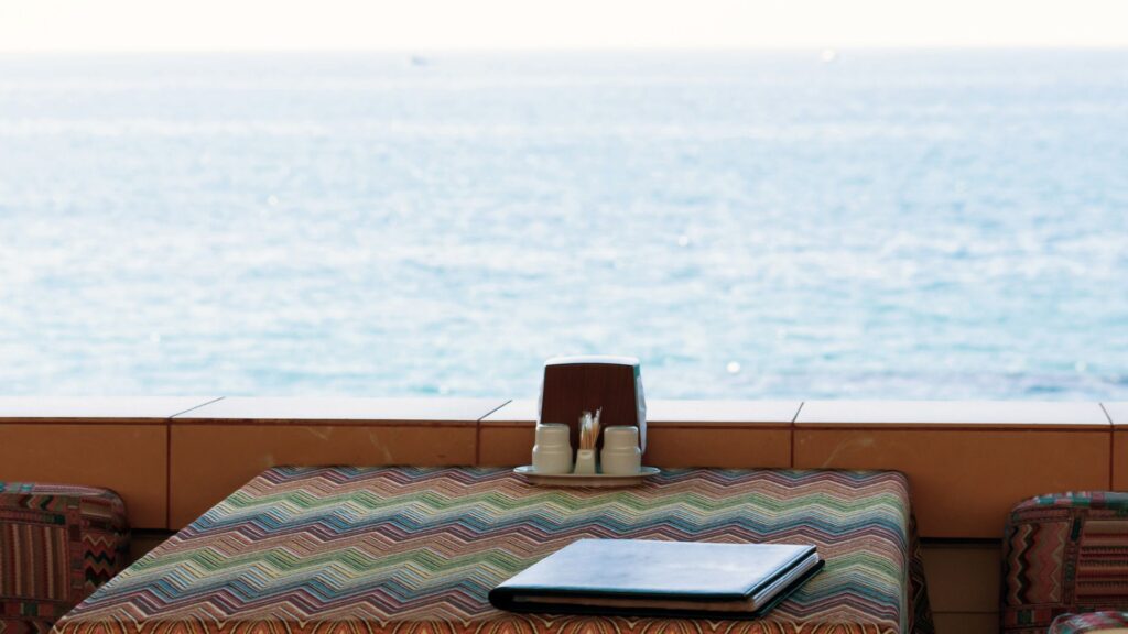 窓から海を望むカフェ