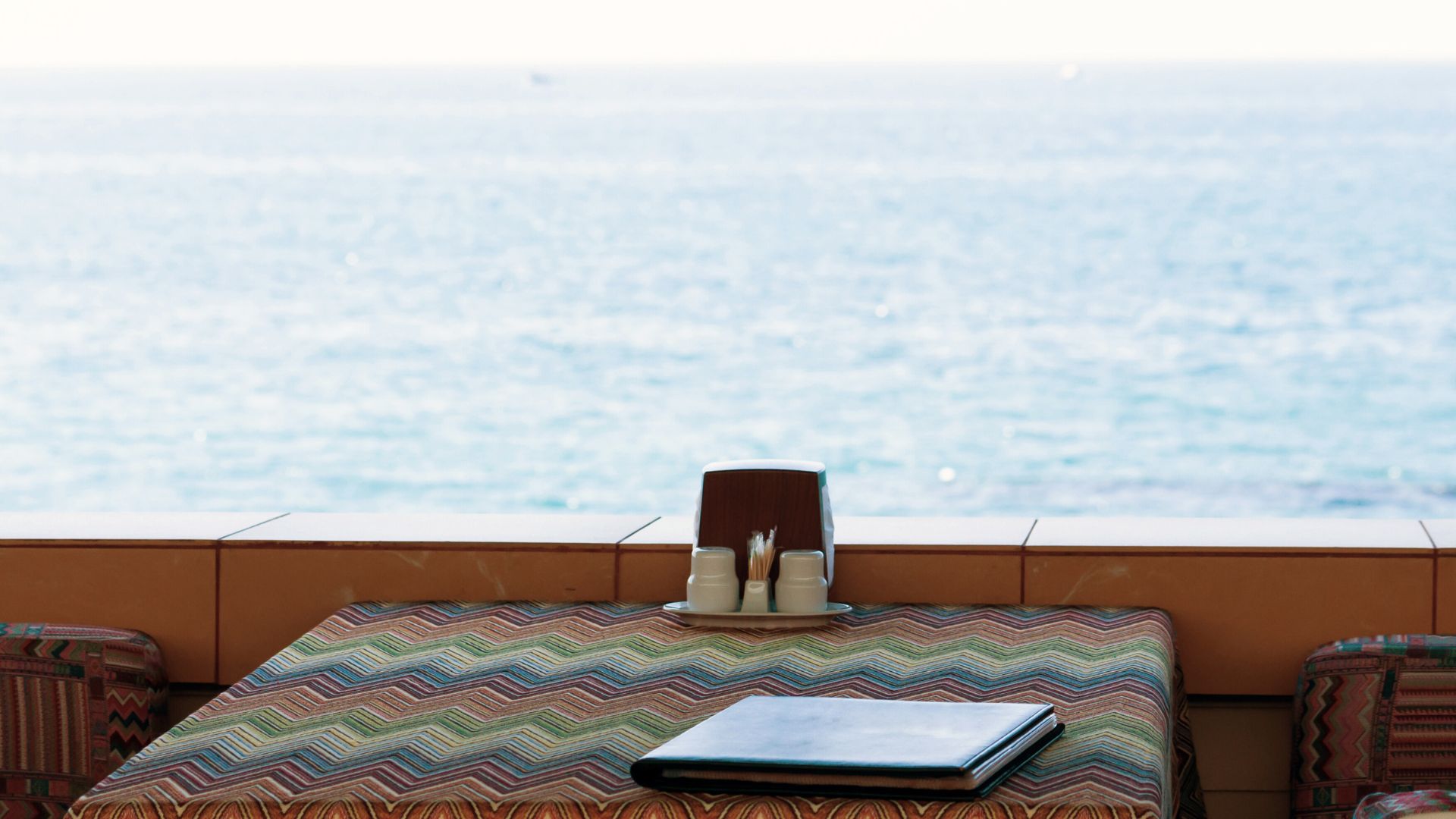 窓から海を望むカフェ