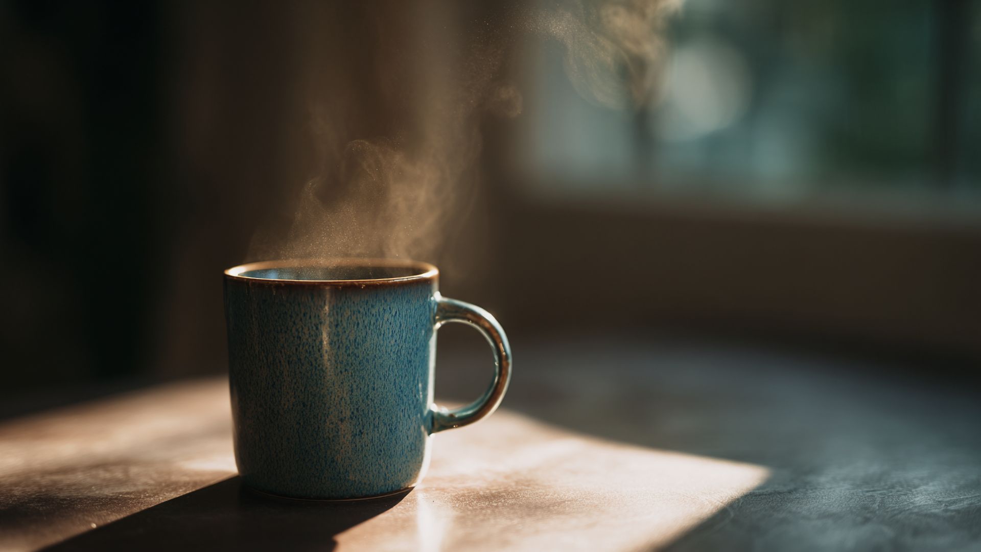 湯気の立つコーヒーが入ったマグカップ