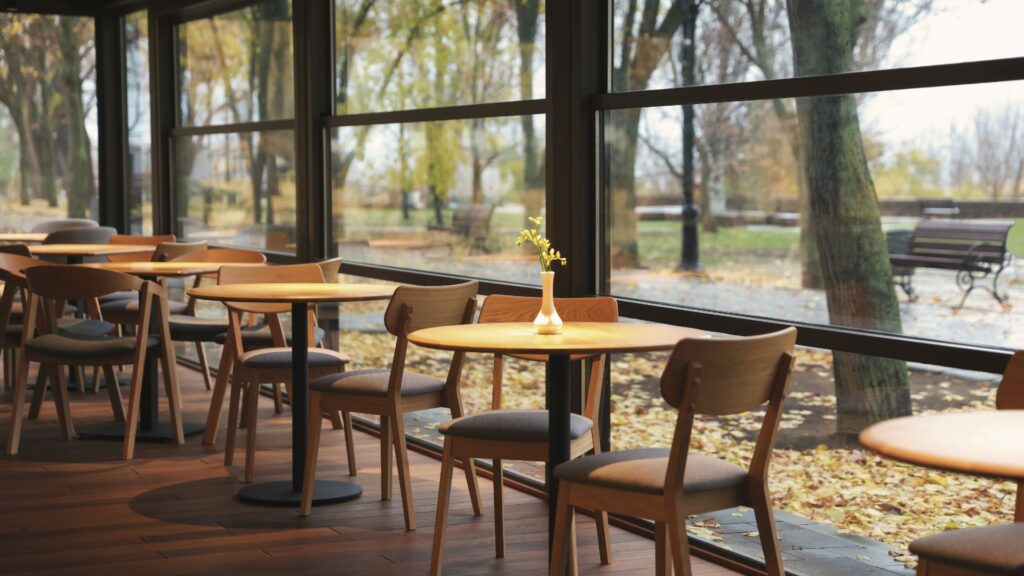 大きな窓と快適な家具がある、スタイリッシュなレストラン